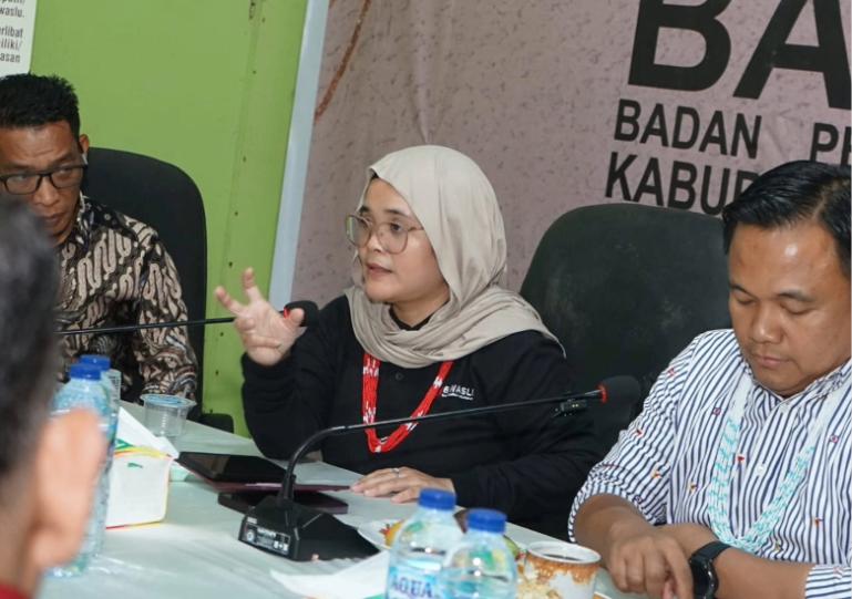 Anggota Bawaslu RI, Lolly Suhenty saat berikan masukan kepada jajaran Bawaslu Kabupaten Kepulauan Mentawai dalam hal pengawasan partisipatif, Sabtu (18/10/2025). IST