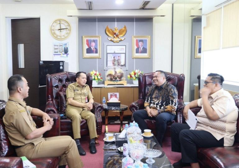 Wali Kota Pariaman Yota Balad  saat menemui Dirjen Bina Keuangan Daerah Kemendagri, Agus Fatoni, Senin (20/10/2025). IST