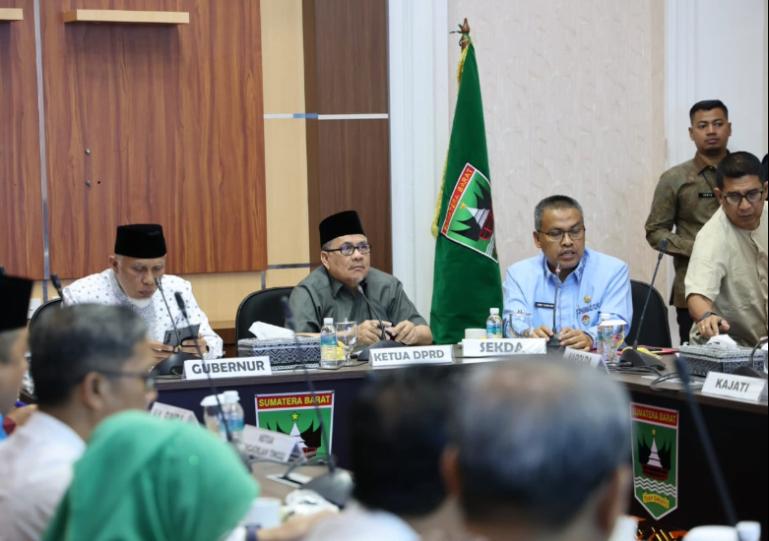 Ketua DPRD Sumbar, Muhidi ikut hadir dalam FGD Forkopimda Sumbar tentang penanganan illegal mining, illegal fishing, serta antisipasi kelangkaan BBM bersubsidi, Jumat (24/10) di Istana Gubernur Sumbar. IST Ketua DPRD Sumbar, Muhidi ikut hadir dalam FGD Forkopimda Sumbar tentang penanganan illegal mining, illegal fishing, serta antisipasi kelangkaan BBM bersubsidi, Jumat (24/10) di Istana Gubernur Sumbar. IST