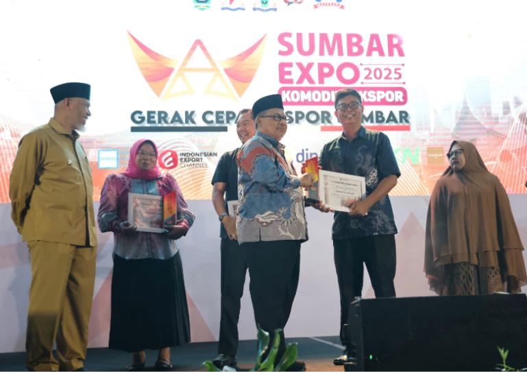 Ketua DPRD Sumbar, Muhidi saat di saat Sumbar Expo 2025 Komoditi Ekspor serahkan piagam penghargaan kepada pelaku usaha yang dinilai berhasil kembangkan usahanya, Senin (27/10/2025). IST Ketua DPRD Sumbar, Muhidi saat di saat Sumbar Expo 2025 Komoditi Ekspor serahkan piagam penghargaan kepada pelaku usaha yang dinilai berhasil kembangkan usahanya, Senin (27/10/2025). IST