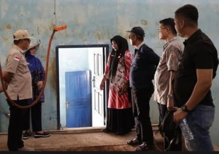 Wakil Ketua DPRD Sumbar, Evi Yandri Rajo Budiman ketika meninjau kondisi yang ada di Pelabuhan dan TPI Kambang, Pessel, Kamis (9/10/2025). IST