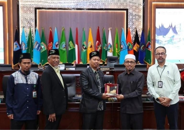 Anggota Komisi I, Irsyad Safar dan Sekretaris DPRD Sumbar, Maifrizon menerima cinderamata dari pengasuh MAS Al-Ihsan Boarding School, Provinsi Riau, Rabu (17/9/2025). IST