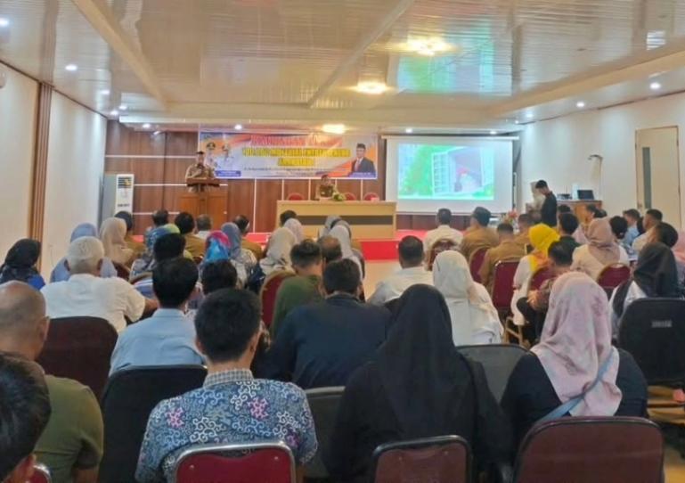 epala Dinas Koperasi dan UMKM Sumbar, Endrizal ketika memberikan sosialisasi KMP kepada para pengurus koperasi di Padang beberapa waktu lalu. IST
