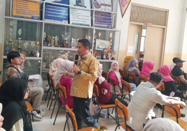 Wakil Ketua DPRD Sumbar, Evi Yandri Rajo Budiman Sumbar dalam sosialisasi Perda (Sosper) No.9 Tahun 2018 di Aula SMK Negeri 5 Kota Padang, Sabtu (25/10/2025). IST Wakil Ketua DPRD Sumbar, Evi Yandri Rajo Budiman Sumbar dalam sosialisasi Perda (Sosper) No.9 Tahun 2018 di Aula SMK Negeri 5 Kota Padang, Sabtu (25/10/2025). IST