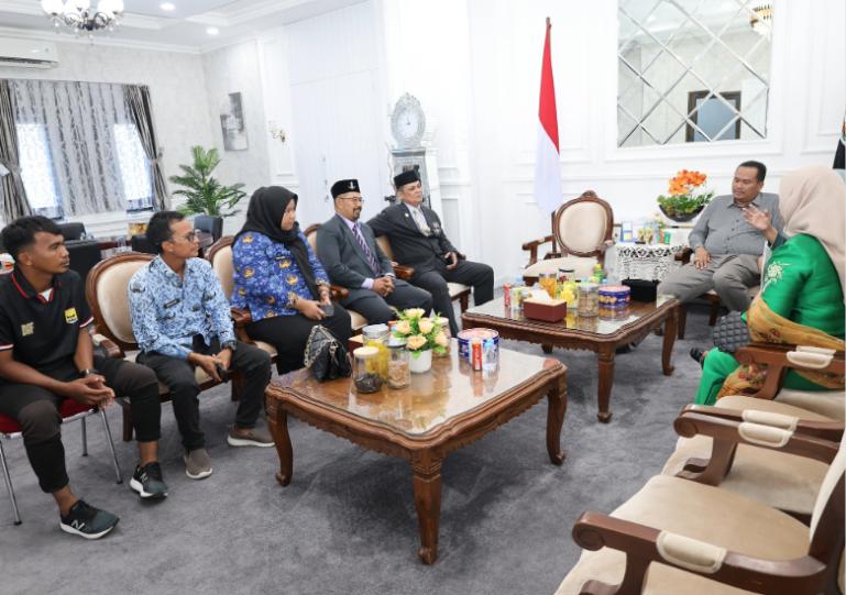 Wako Yota Balad melepas lima orang ASN-nya untuk memperkuat kontingen Sumbar di ajang Pornas Korpri di Palembang, Rabu (1/10/2025). IST