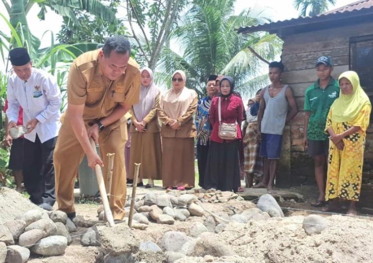 Wali Kota Pariaman, Yota Balad lakukan peletakan batu pertama pembangunan tiga Rumah Tidak Layak Huni (RTLH) di Kota Pariaman, Senin (27/10/2025). IST