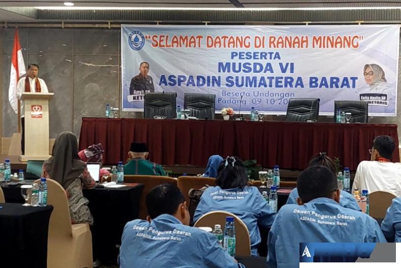 Ketua umum Aspadin, Rachmat Hidayat berikan sambutan saat Musda ke-VI DPD Aspadin Sumbar di Padang, Kamis (9/10/2025). (dok : arunala.com)