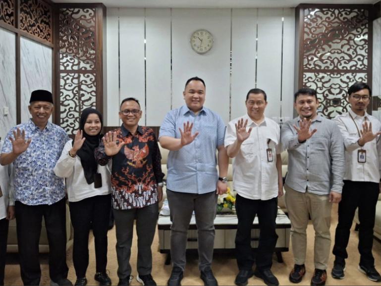 Wakil Ketua DPRD Sumbar, Nanda Satria saat menerima kunjungan pihak BNPT dan FKPT Sumbar di ruang kerjanya, Rabu (10/9/2025). IST