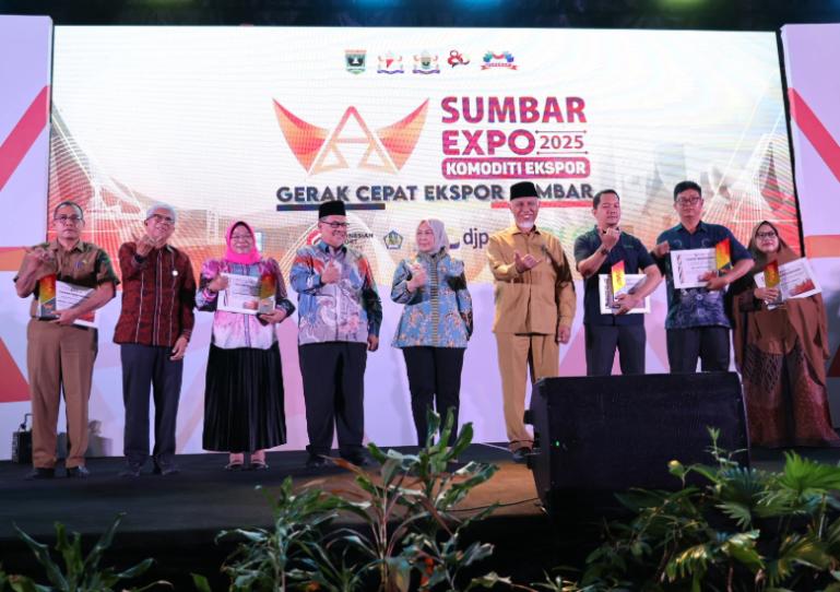 Peserta Sumbar Expo 2025 Komoditi Ekspor bersama ketua DPRD Sumbar, Muhidi dan Gubernur Mahyeldi, di Padang, Senin (27/10/2025).  IST Peserta Sumbar Expo 2025 Komoditi Ekspor bersama ketua DPRD Sumbar, Muhidi dan Gubernur Mahyeldi, di Padang, Senin (27/10/2025).  IST