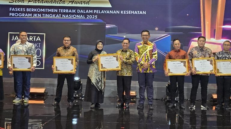 Direktur Utama RSUP Dr. M. Djamil Dr. dr. Dovy Djanas, Sp.OG, KFM, MARS, FISQua menerima penghargaan dalam acara Penganugerahan Seva Paramitha Award 2025, yang diselenggarakan oleh BPJS Kesehatan dalam Pertemuan Nasional Fasilitas Kesehatan 2025 di Jakarta, pada Kamis (9/10/2025). IST