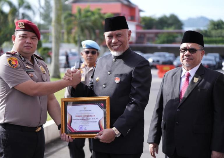 Gubernur Mahyeldi didampingi Ketua DPRD Sumbar, Muhidi serahkan kepada salah seorang personel polisi dari Polda Sumbar di saat peringatan HUT Sumbar ke 80 tahun di Padang, Rabu (1/10/2025). IST