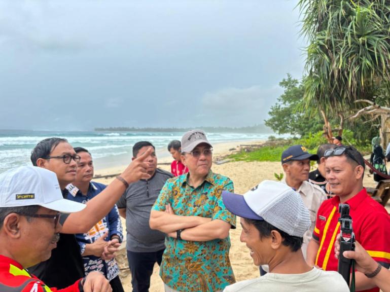 Anggota DPD RI Irman Gusman didampingi Bupati Rinto Wardana Samaloisa kunjungi salah satu resort di Bosua, Sipora Selatan, Kamis (16/10/2025). IST
