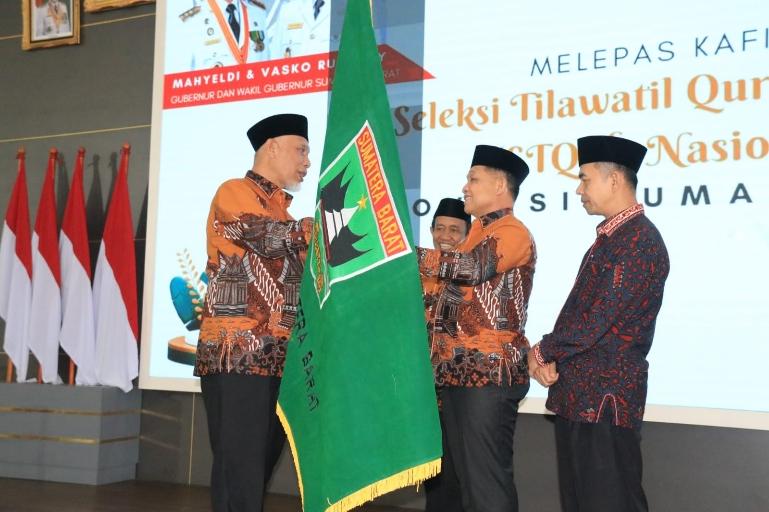 Gubernur Sumatera Barat, Mahyeldi Ansharullah melepas kafilah STQH Nasional di Auditorium Gubernuran pada Selasa (7/10/2025) malam.Humas Kemenag Sumbar