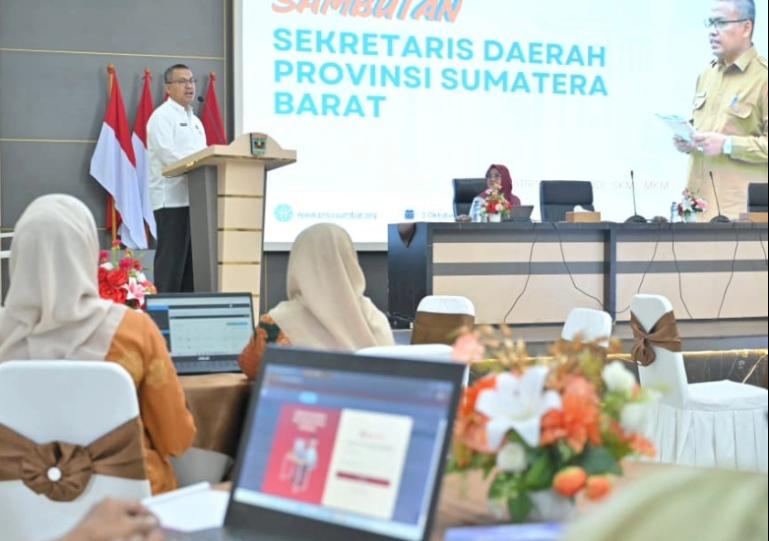 Sekprov Sumbar, Arry Yuswan saat berikan arahan pada perangkat daerah di Sumbar dan kabupaten kota terkait pelaksanaan pelayanan publik di Padang, Jumat (3/10/2025). IST