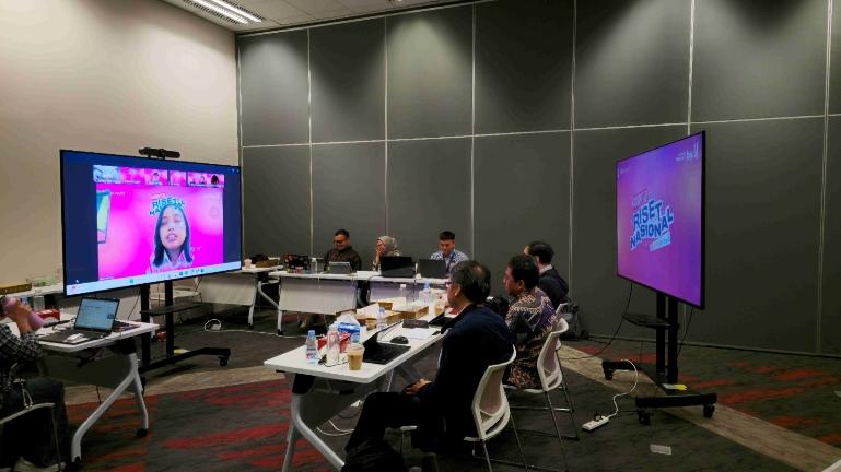 Prosesi penjurian Kompetisi Riset Nasional yang digelar Telkomsel, melalui platform survei digital tSurvey dan brand serba digital by.U. IST