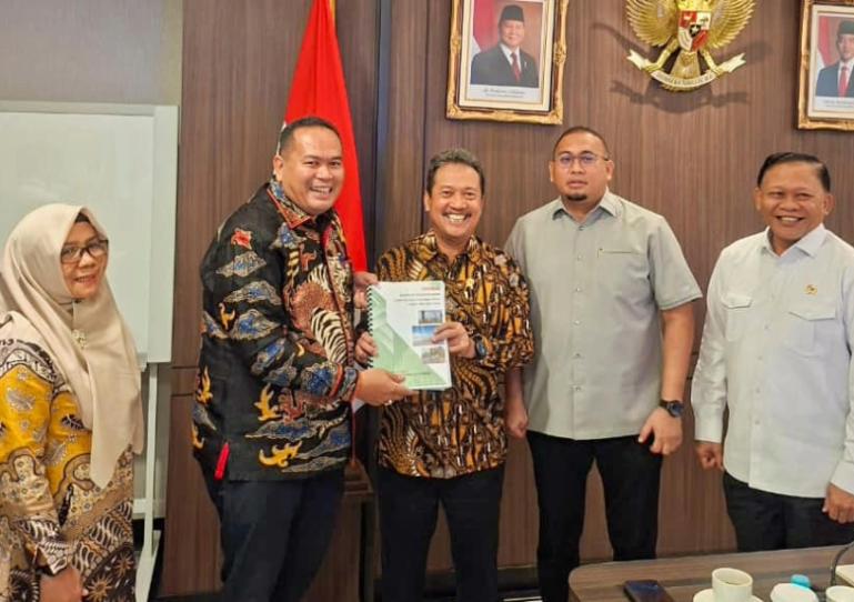 Wako Pariaman, Yota Balad didampingi Wakil Ketua Komisi VI DPR RI, Andre Rosiade, temui Menteri KKP, Sakti Wahyu Trenggono di Jakarta, Kamis (18/9/2025). IST