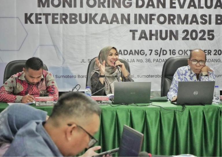 Ketua Tim Monev KI Sumbar, Mona Sisca bersama panelis dari tokoh KIP Sumbar, Muhammad Nurnas sedang melakukan tanya jawab pada badan publik  pada tahapan presentasi monev KIP. IST