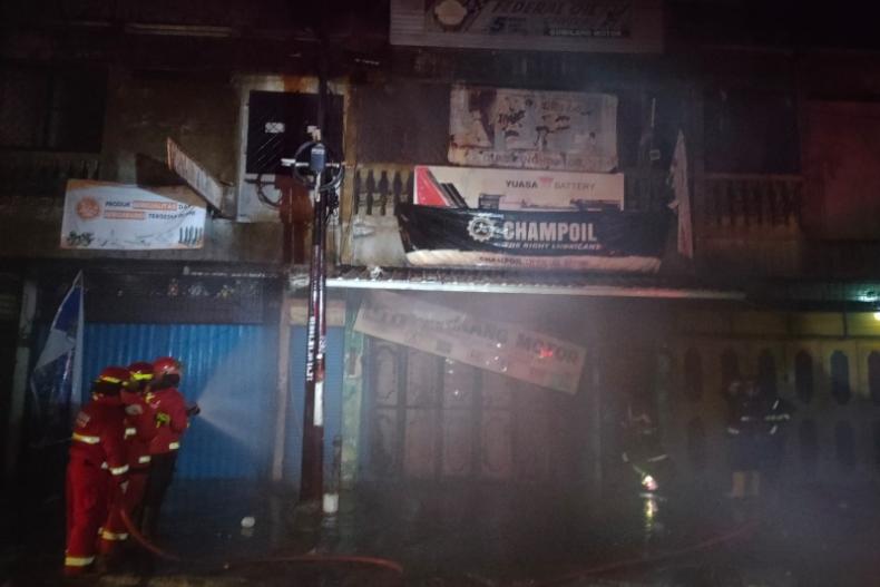 Petugas Damkar Padang sedang lakukan pemadaman api yang membakar sebuah toko oli di Padang, Jumat dini hari (24/10/2025). IST Petugas Damkar Padang sedang lakukan pemadaman api yang membakar sebuah toko oli di Padang, Jumat dini hari (24/10/2025). IST