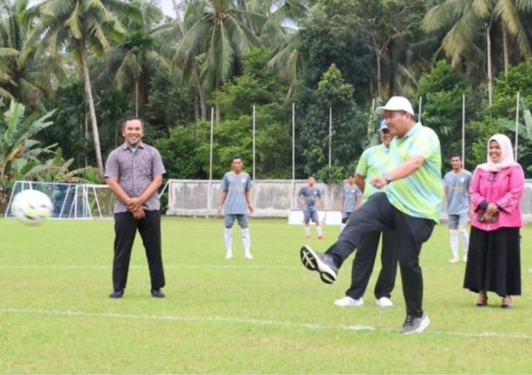 Wako Yota Balad lakukan tendangan pertama tanda dimulainya turnamen U-40 Piala Wali Kota Pariaman Jilid V tingkat Sumbar, Kamis sore (16/10/2025). IST