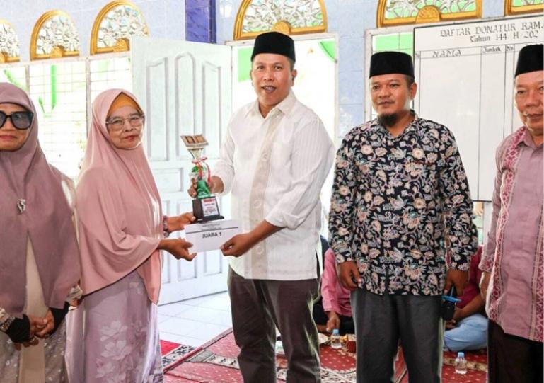 Wawako Mulyadi menutup lomba hafalan ayat Al Quran antar majelis taklim tingkat Kecamatan Pariaman Utara, Sabtu (18/10/2025). IST