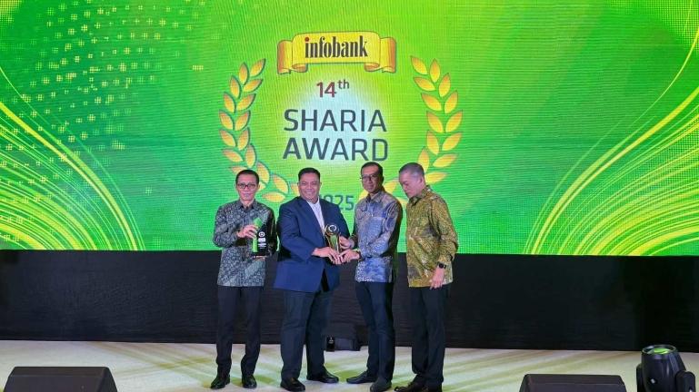 Direktur Kredit dan Syariah Bank Nagari, Hafid Dauli saat menerima tiga penghargaan Infobank 14th Sharia Awards 2025 ditoreh UUS Bank Nagari di Shangri-La Hotel, Jakarta, Kamis (2/10/2025). IST