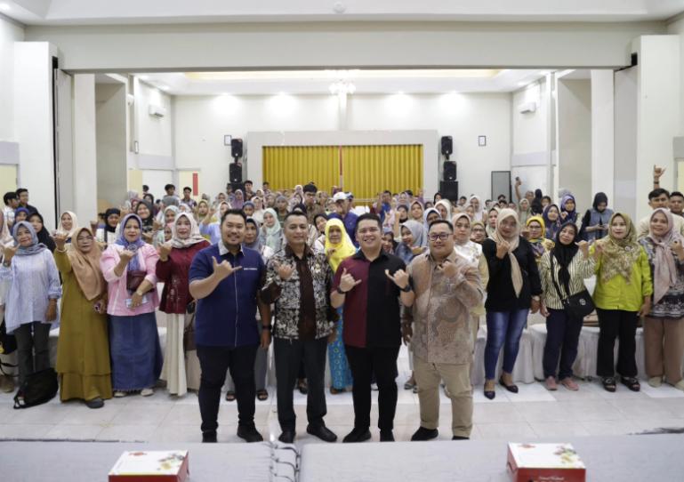 Wakil Ketua DPRD Sumbar, Iqra Chissa Putra dorong Usaha Mikro Kecil dan Menengah (UMKM) di Kota Padang bisa naik kelas, saat Sosper di Pauh Wakil Ketua DPRD Sumbar, Iqra Chissa Putra dorong Usaha Mikro Kecil dan Menengah (UMKM) di Kota Padang bisa naik kelas, saat Sosper di Pauh