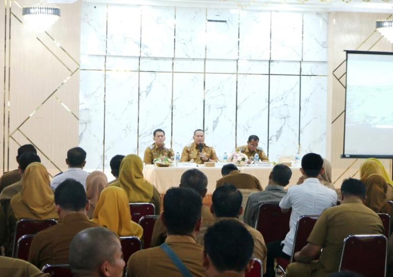 Wali Kota Pariaman, Yota Balad memimpin rapat pembahasan dan penajaman program bersama para OPD, Senin (16/9/2025). IST