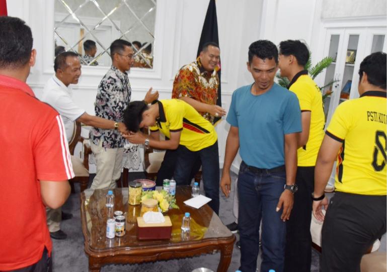 Atlet Takraw Kota Pariaman pamitan kepada Wali Kota Yota Balad untuk bertanding di Kerjurprov Takraw di Sijunjung, Kamis sore (23/10/2025). IST