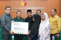 Ahli Waris Rudi Yanto Terima Bantuan Dana Kerohiman dari Bawaslu RI