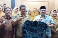 ASN dan Tendik di Empat SMA di Padang Terima Seragam Batik dari Ketua DPRD Sumbar