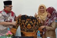 Peduli Pendidikan, Ketua DPRD Sumbar Serahkan Baju Batik untuk ASN dan Guru SLTA