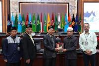 Pelajari Tugas dan Fungsi Dewan, Guru dan Santri dari Riau Kunjungi DPRD Sumbar
