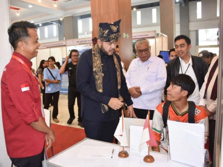 Wali Kota Padang, Fadly Amran saat menghadiri pembukaan Padang Job Fair 2025 beberapa hari lalu. IST