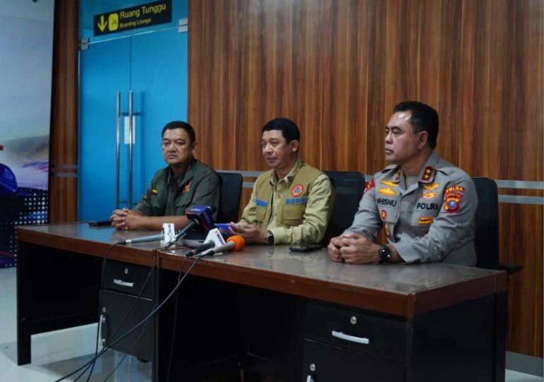 Kepala BNPB Letjen TNI Suharyanto saat konferensi pers perkembangan penanganan bencana di tiga provinsi dari Bandara Silangit, Tapanuli Utara, Sumatra Utara, Jumat (28/11/2025). IST