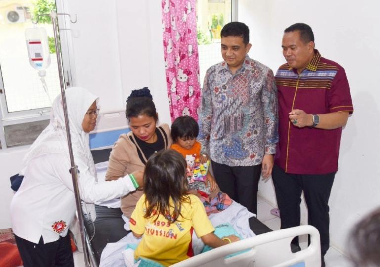 Anggota Komisi IX DPR RI, Ade Rezki Pratama didampingi Wali Kota Yota Balad ketika menyapa para pasien yang ada di RSUD Sadikin Kota Pariaman, Sabtu siang (1/11/2025). IST