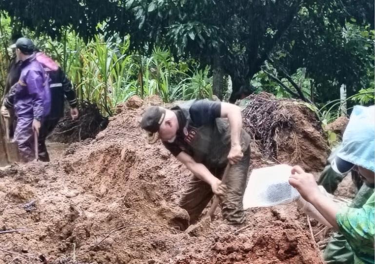 Gubernur Sumbar, Mahyeldi terlihat turun langsung ke lokasi yang terdampak bencana di beberapa titik di Sumbar, Kamis (27/11/2025). IST