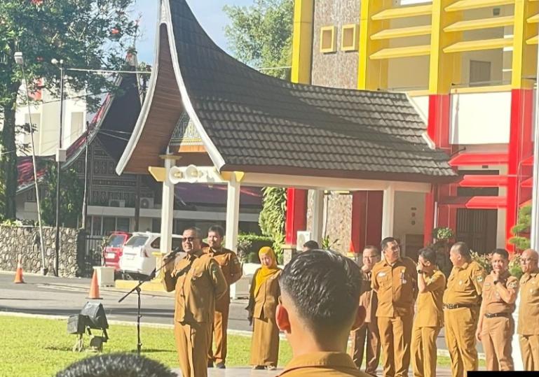 Sekprov Sumbar, Arry Yuswandi saat memimpin apel pagi di lingkungan Setprov Sumbar, Senin (3/11/2025). IST