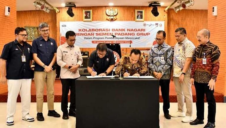 Direktur Utama Bank Nagari, Gusti Candra dan Direktur Utama PT Semen Padang, Pri Gustari Akbar menandatangani perjanjian kerja sama di Wisma Indarung, Jumat (31/10/2025). IST