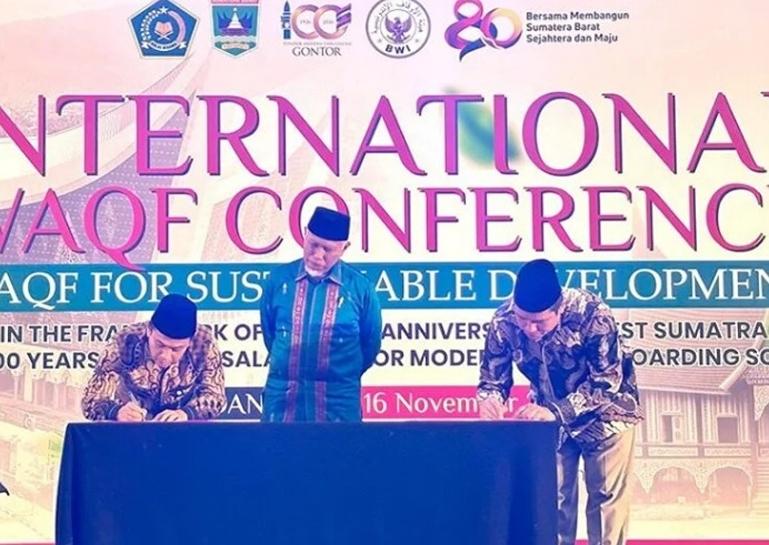 Prosesi penandatanganan nota kesepakatan oleh Bank Nagari sebagai penguatan ekosistem wakaf di Sumbar. IST