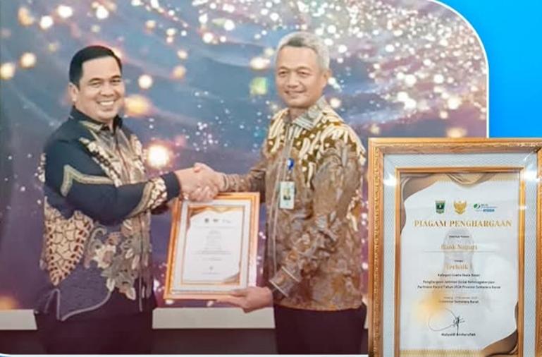 Direktur Operasional Bank Nagari Zilfa Efrizon menerima penghargaan Paritrana Award 2024 dari BPJS Ketenagakerjaan. IST