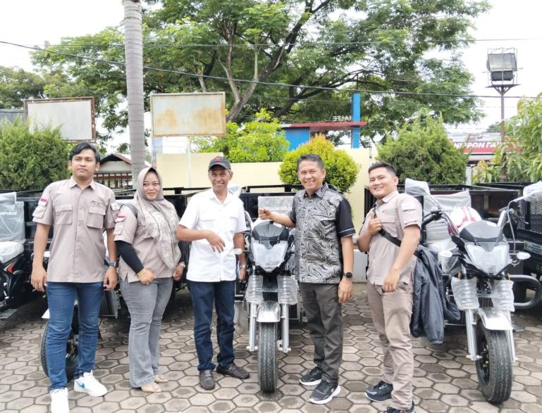 Wakil Ketua DPRD Sumbar, Evi Yandri Rajo Budiman, serahkan 10 unit becak motor kepada bank sampah dan  LPS yang ada di Kecamatan Kuranji Kota Padang Senin (10/11/2025). IST