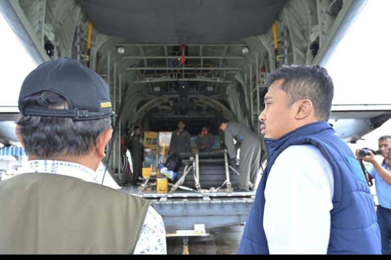 Wagub Sumbar Vasko Ruseimy bersama Sestama BNPB Rustian melihat bantuan Presiden RI, Prabowo Subianto untuk  korban bencana di Sumbar, Jumat (28/11/2025). IST