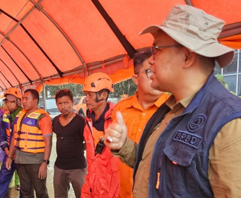 Sekprov Sumbar, Arry Yuswandi meninjau posko Pusdalops provinsi, Kamis (27/11/2025). IST