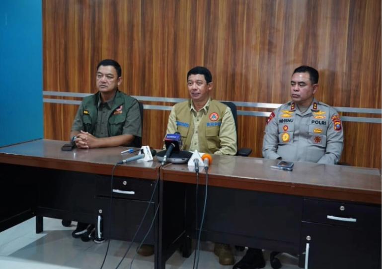 Kepala BNPB Letjen TNI Suharyanto saat konferensi pers perkembangan penanganan bencana di tiga provinsi dari Bandara Silangit, Tapanuli Utara, Sumatra Utara, Jumat (28/11/2025). IST