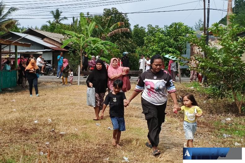 Terlihat warga Gates Nan XX, berlarian di jalur evakuasi menuju titik aman dalam simulasi tsunami yang diadakan di kelurahan itu, Rabu (5/11/2025). (dok : arunala.com)