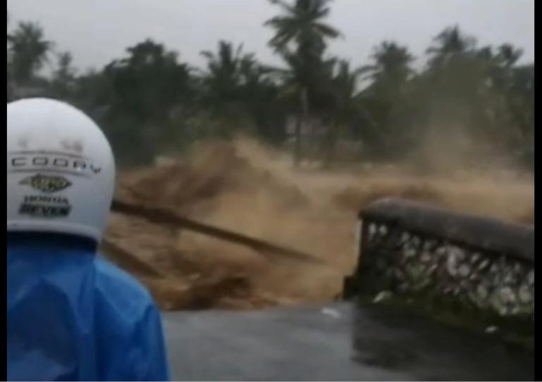 Warga saksikan jembatan Gunung Nago yang berada di Kecamatan Pauh, putus setelah diterjang derasnya arus sungai, Kamis pagi (27/11/2025). IST
