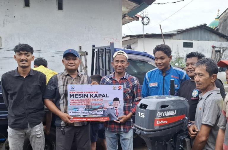 Anggota Komisi IV DPR RI Rahmat Saleh melalui tenaga ahlinya, Rangkuty, serahkan bantuan mesin tempel bagi Kelompok Nelayan Patenggangan Indah di Kelurahan Air Tawar Barat, Selasa (11/11/2025). IST