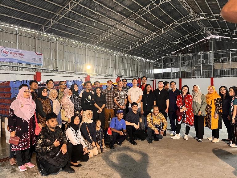 Delegasi IORA foto bersama saat kunjungan lapangan ke Unit Penggemukan Kepiting Mr. Crab Kota Padang. IST