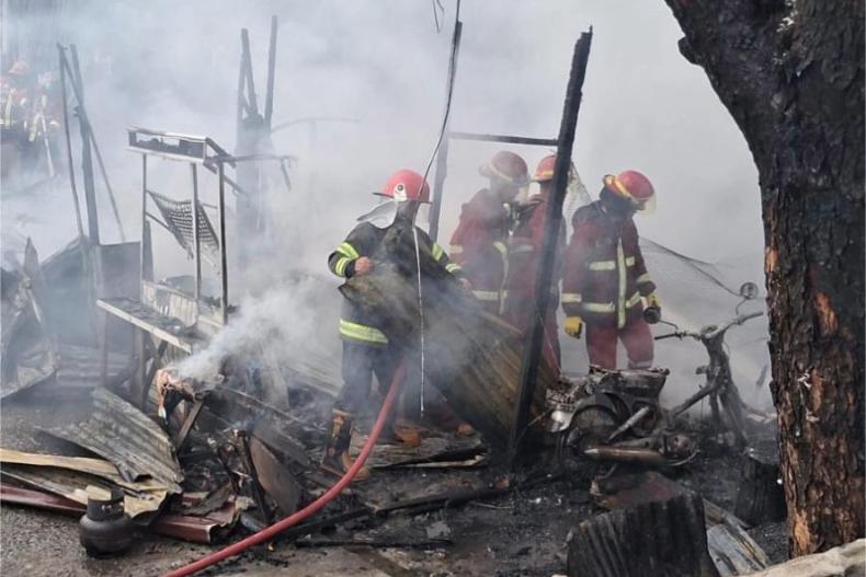 Petugas lakukan pendinginan pada puing-puing bangunan yang terbakar di Alai Parak Kopi Kecamatan Padang Utara. Kejadian ini menewaskan dua orang, Selasa (4/11/2025)  sore. IST