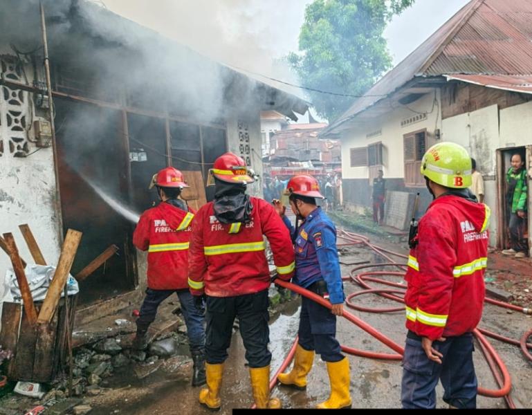 Petugas Damkar Padang memadamkan api yang membakar empat unit rumah kontrakan di Alang Laweh, Padang, Senin (24/11/2025). IST